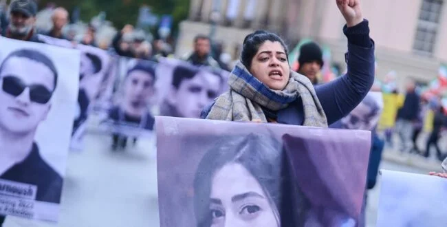 הפגנה נגד דיכוי נשים באיראן. צילום: רויטרס