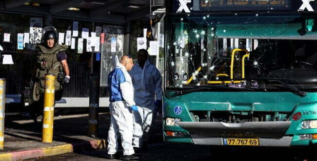 חבלני משטרה ליד אוטובוס, לאחר פיגוע בי־ם, 2022. צילום: רויטרס