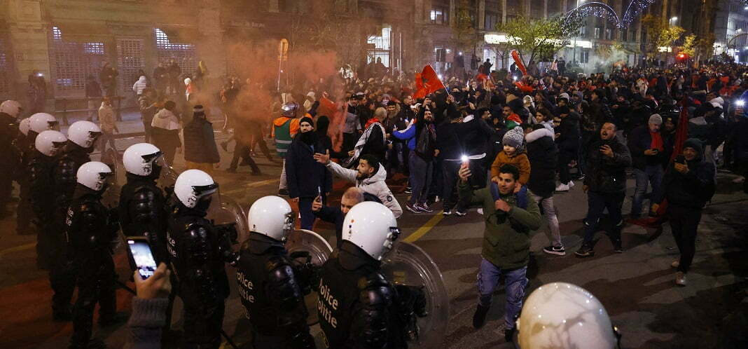 אוהדים בבריסל לקראת המשחק בין פורטוגל למרוקו. צילום: רויטרס