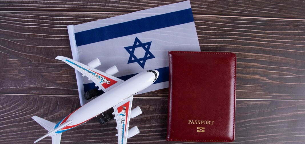 דרכון, דגל ישראל ודגם מטוס. אילוסטרציה. צילום: Marco Verch Professional Photographer, מתוך פליקר
