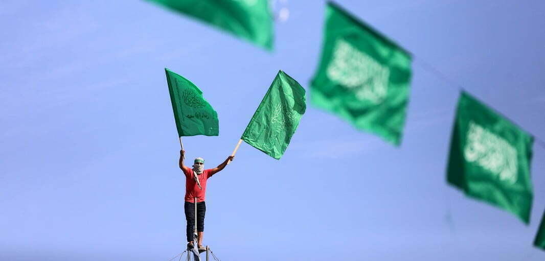 תומך חמאס מניף את דגלי הארגון בג'באליה, 2021. צילום: רויטרס