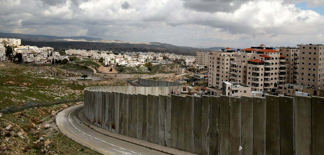 חומת ההפרדה בין מחנה הפליטים שועפאט לפסגת זאב, במזרח י־ם. צילום: רויטרס