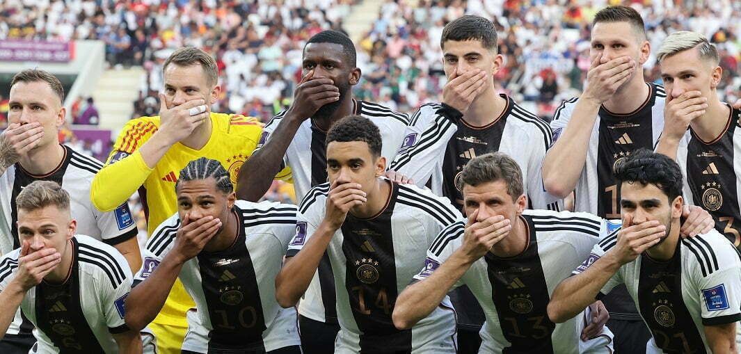 שחקני נבחרת גרמניה מכסים פיותיהם בתמונה קבוצתית לפני משחק בקטר. צילום: רויטרס