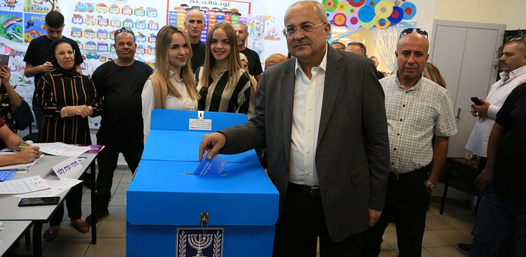 חה"כ אחמד טיבי מצביע בבחירות הכלליות בקלפי בטייבה, 2022 (תמונה:Saeed Qaq/NurPhoto)