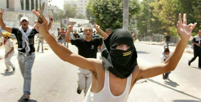 תומכי פתח במהלך הפגנה נגד חמאס בעזה, באוגוסט 2007, רגע לפני ההפיכה הצבאית ברצועה (צילום: רויטרס)