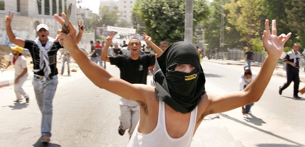 תומכי פתח במהלך הפגנה נגד חמאס בעזה, באוגוסט 2007, רגע לפני ההפיכה הצבאית ברצועה (צילום: רויטרס)