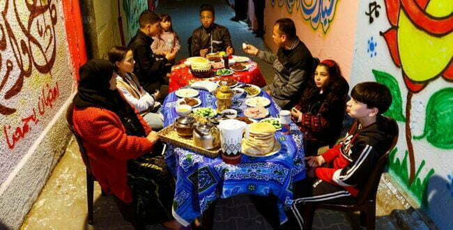 סעודת חג במהלך חודש הרמדאן בחאן יונס, רצועת עזה, מרס 2023 (צילום: רויטרס)