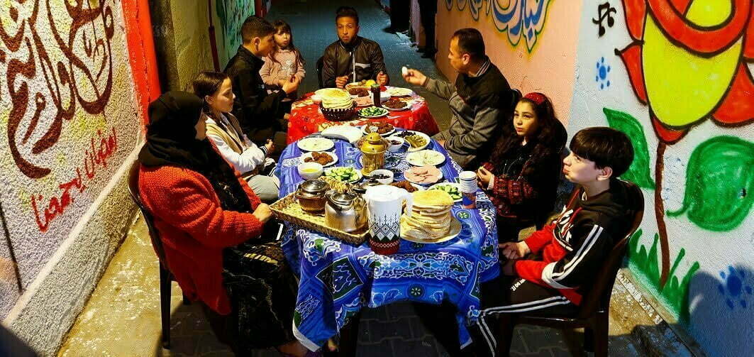 סעודת חג במהלך חודש הרמדאן בחאן יונס, רצועת עזה, מרס 2023 (צילום: רויטרס)