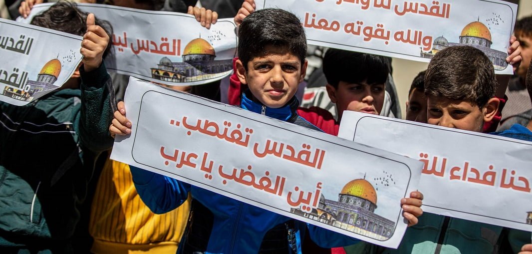 ילדים פלסטינים נושאים כרזות הזדהות עם ירושלים והגדה בח'אן יונס, 2023. צילום: רויטרס