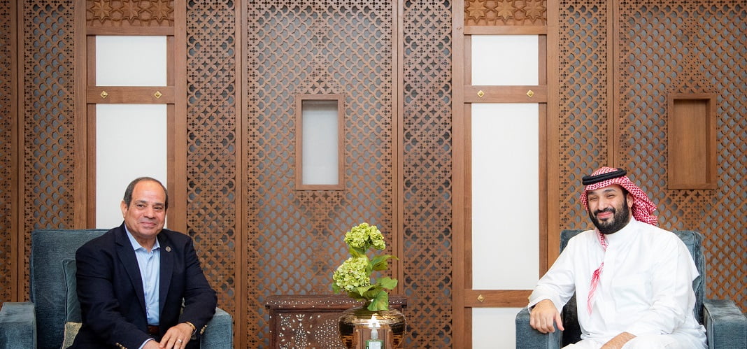 נסיך הכתר הסעודי בן סלמאן נפגש עם נשיא מצרים, עבד אל־פתאח אל־סיסי בג'דה, 2023. צילום: רויטרס