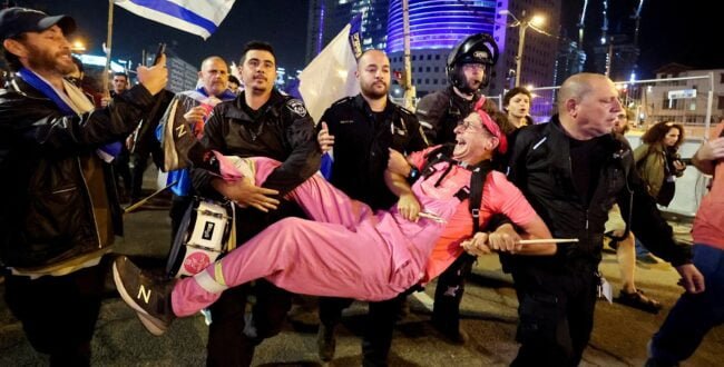 מפגין נעצר במחאה נגד ההפיכה המשטרית. צילום: רויטרס