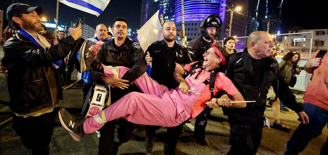 מפגין נעצר במחאה נגד ההפיכה המשטרית. צילום: רויטרס