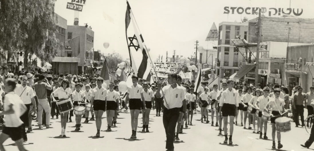 תזמורת ילדים צועדת בחגיגות יום העצמאות בקריית גת, שנות השישים (ארכיון קריית גת, מתוך: ויקיפדיה)