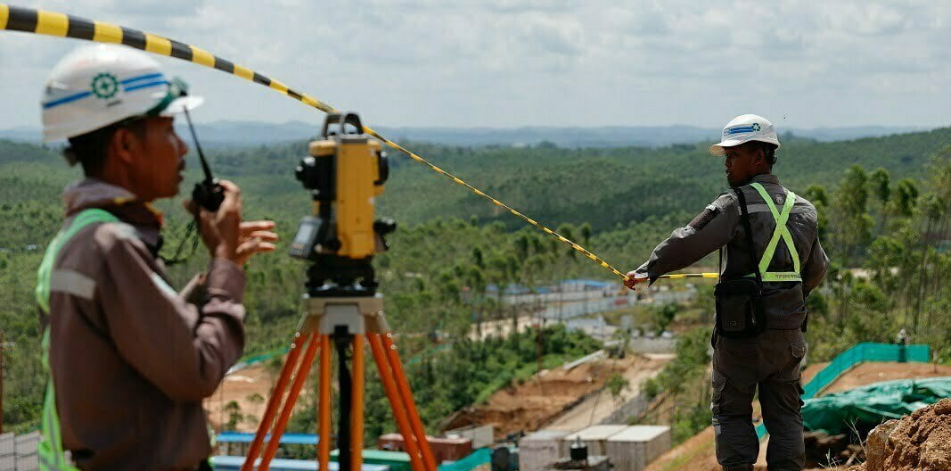 פועלים באתר הקמתה של בירת אינדונזיה החדשה. 2023. צילום: רויטרס