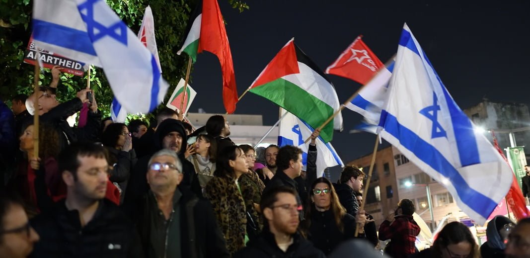 מפגינים בתל אביב, 2023. צילום: רויטרס