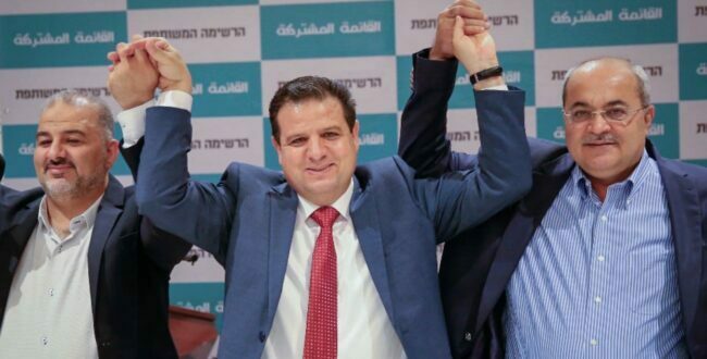 מימין ח"כ אחמד טיבי ח"כ איימן עודה וח"כ מנסור עבאס בזמן ההכרזה על הקמת הרשימה המשותפת, אוקטובר 2014 (ויקיפדיה)