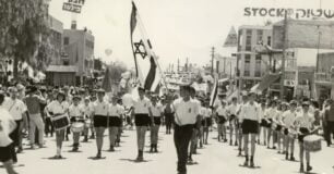 תזמורת ילדים צועדת בחגיגות יום העצמאות בקריית גת, שנות השישים (ארכיון קריית גת, מתוך: ויקיפדיה)