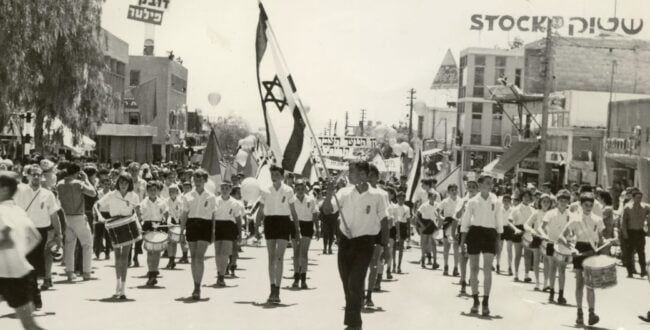 תזמורת ילדים צועדת בחגיגות יום העצמאות בקריית גת, שנות השישים (ארכיון קריית גת, מתוך: ויקיפדיה)