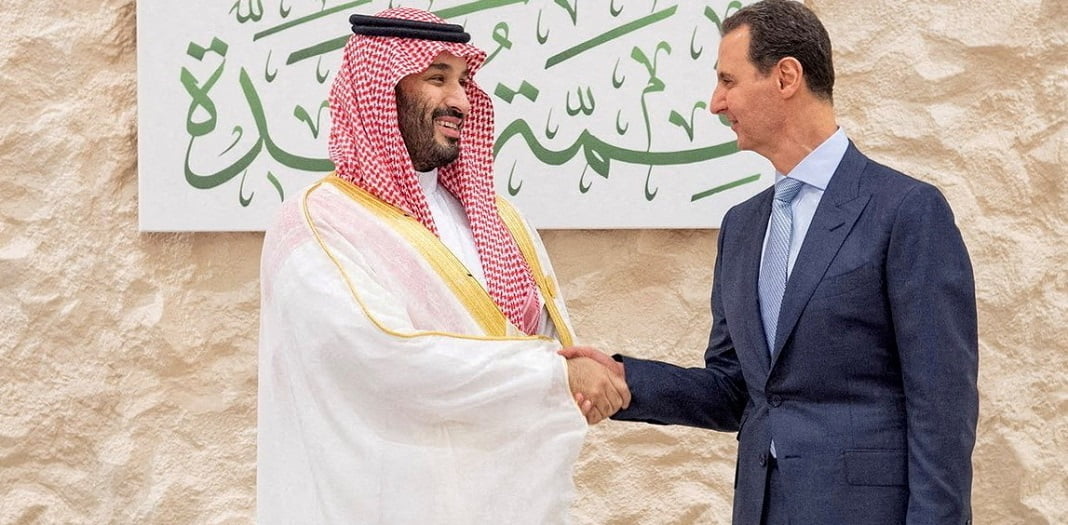 נסיך הכתר הסעודי בן סלמאן והנשיא הסורי אסד לוחצים ידיים בג'דה, 2023. צילום: רויטרס