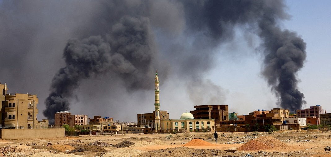 עשן מעל מבנים בח'רטום לאחר התנגשות בין הצבא לכוחות התמיכה המהירה. צילום: רויטרס