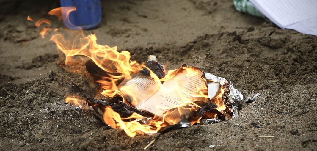 שריפת קוראן בשבדיה. צילום: רויטרס