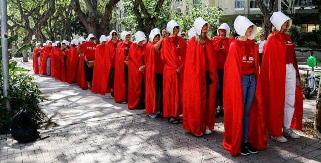 נשים לבושות כ-'שפחות' בהפגנה בת"א. צילום: רויטרס