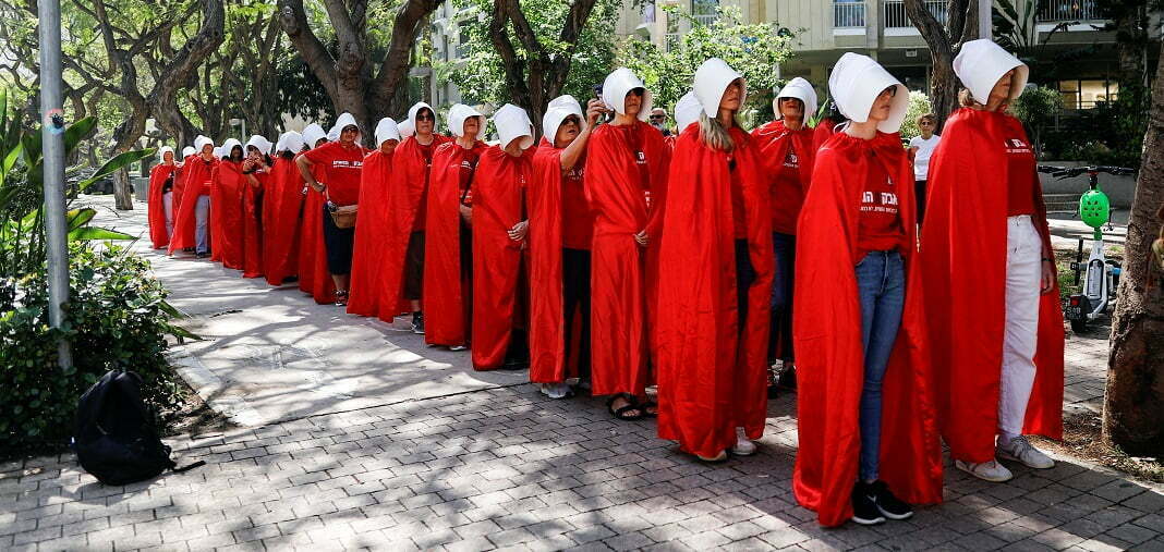 נשים לבושות כ-'שפחות' בהפגנה בת"א. צילום: רויטרס