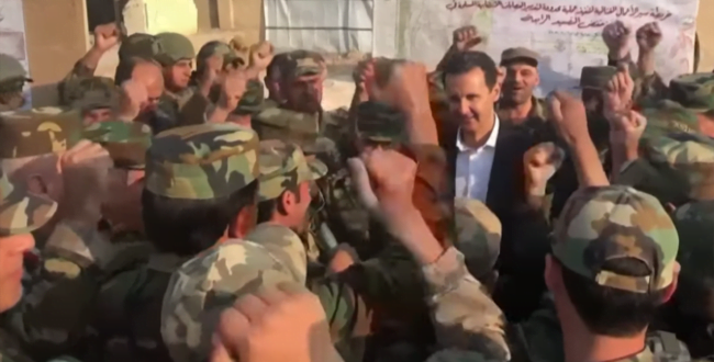 חיילים מריעים לבשאר אל־אסד באידליב, 2019.