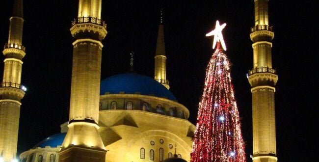 עץ חג מולד ליד מסגד בבירות.