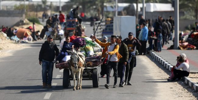 משפחות פלסטיניות עוזבות את חאן יונס. צילום: רויטרס