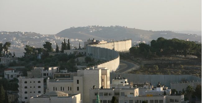 Seperation Wall in Abu Dis. Photo: Reuters
