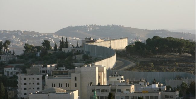 חומת ההפרדה באבו דיס, בסמוך לירושלים. צילום: רויטרס