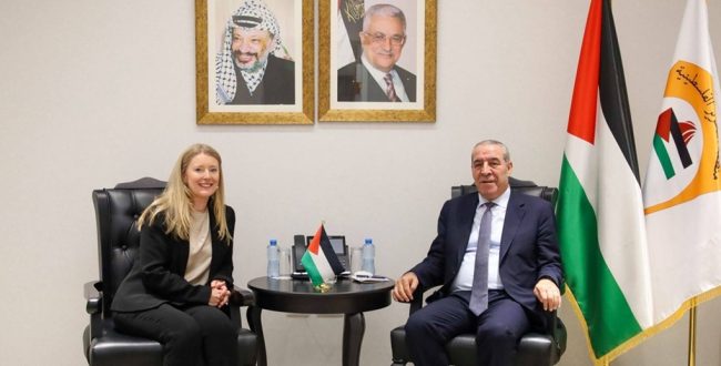 חוסיין א־שיח' עם הקונסולית הבריטית בפלסטין. צילום: רויטרס