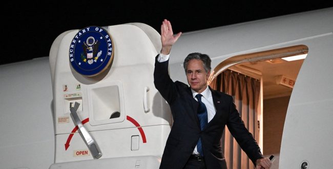 Antony Blinken waves farewell as he boards his plane in Aqaba. Photo: Reuters