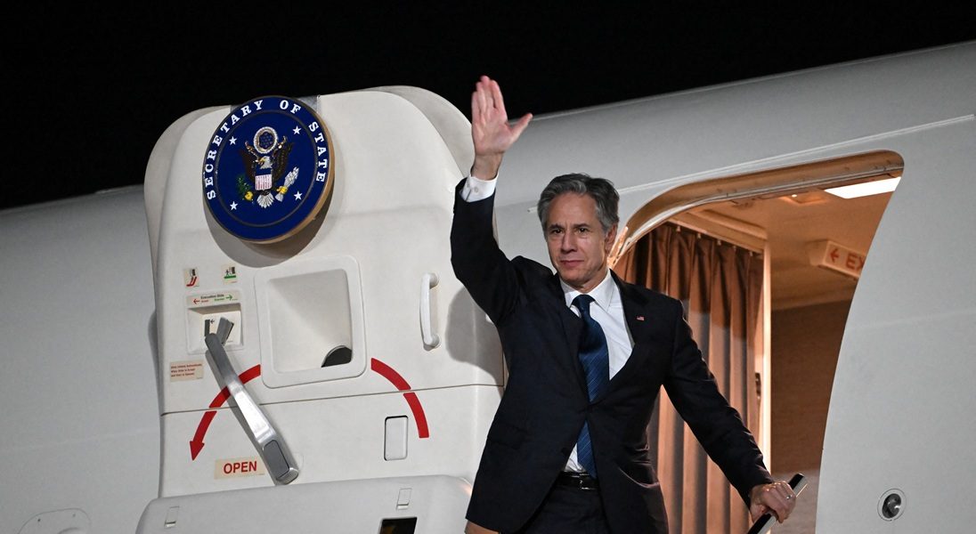 Antony Blinken waves farewell as he boards his plane in Aqaba. Photo: Reuters