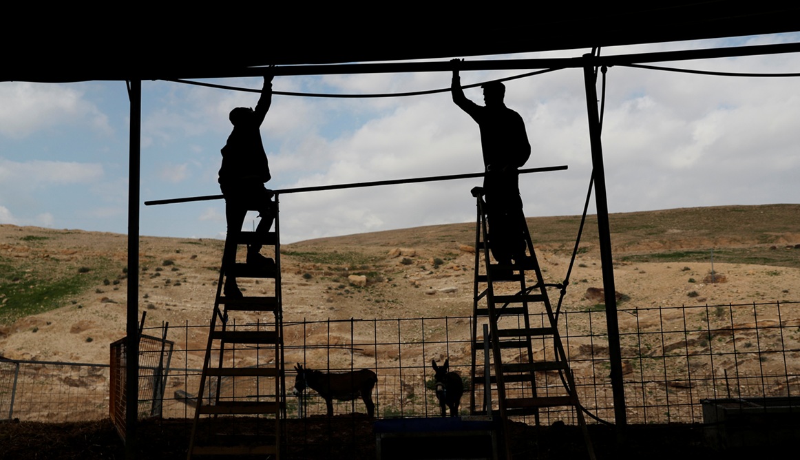 נערים ישראלים בחווה בקרבת ההתנחלות מצפה יריחו, 2020. צילום: רויטרס