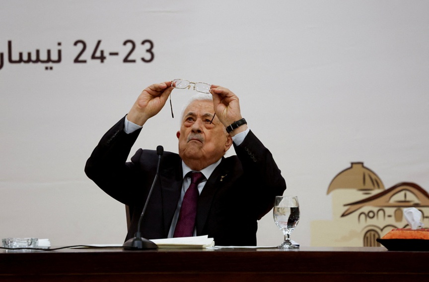 מחמוד עבאס מסתכל על המשקפיים שלו. צילום: רויטרס/ Mohammed Torokman